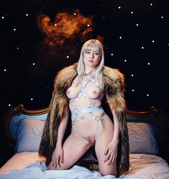 Amber Moore - Frost in the Air 4K 2160p/FullHD 1080p/HD 720p