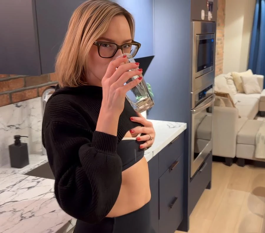 Serenity Cox - Wife Fucked In Yoga Pants After Workout Session By Husband's Friend And Gets a Creampie FullHD 1080p