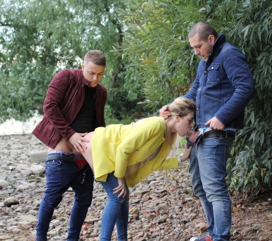 Olivia Devine - Blonde Girl Gives Head In The Fresh Air FullHD 1080p