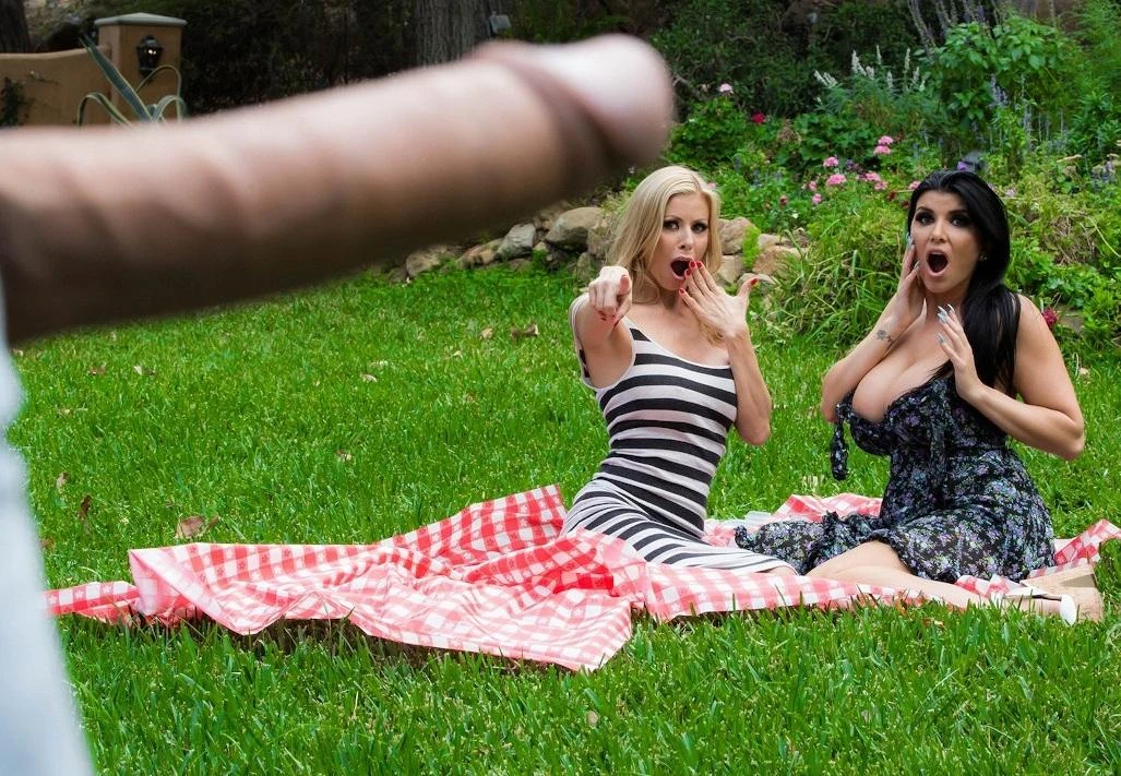 Alexis Fawx & Romi Rain - Pervert In The Park SD/1080p