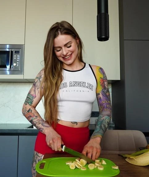 Alice De Liora - I Went From Sweet Fruit Girl To Cock Hungry Whore In 30 Seconds – Rough Fuck + Facial! FullHD 1080p/HD 720p