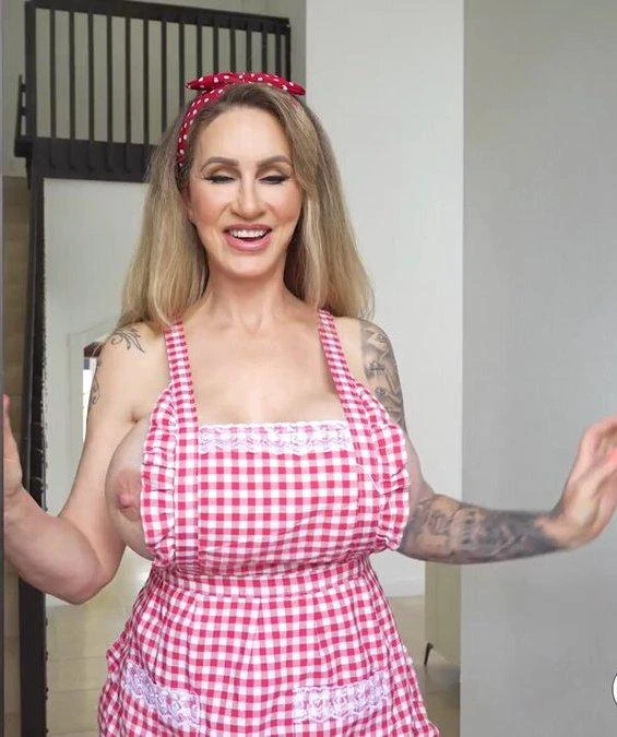 Ryan Conner - My Best Friends Stepmom Gave Me Warm Apple Pie FullHD 1080p